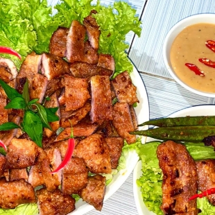 VÚ HEO NƯỚNG MUỐI ỚT